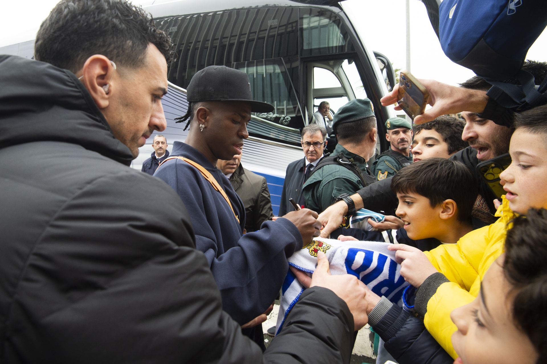 En imágenes, llegada del Real Madrid al aeropuerto de la Región de Murcia para enfrentarse a la Deportiva Minera