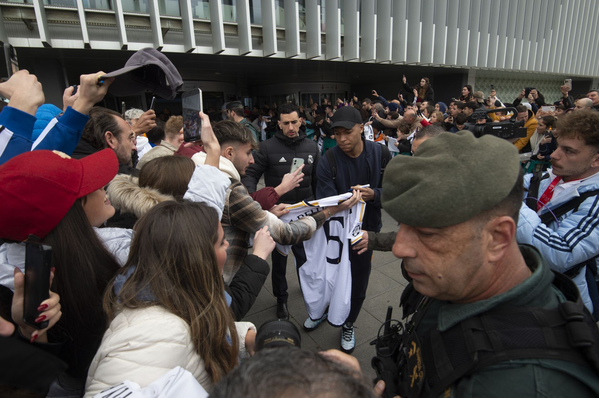 En imágenes, llegada del Real Madrid al aeropuerto de la Región de Murcia para enfrentarse a la Deportiva Minera