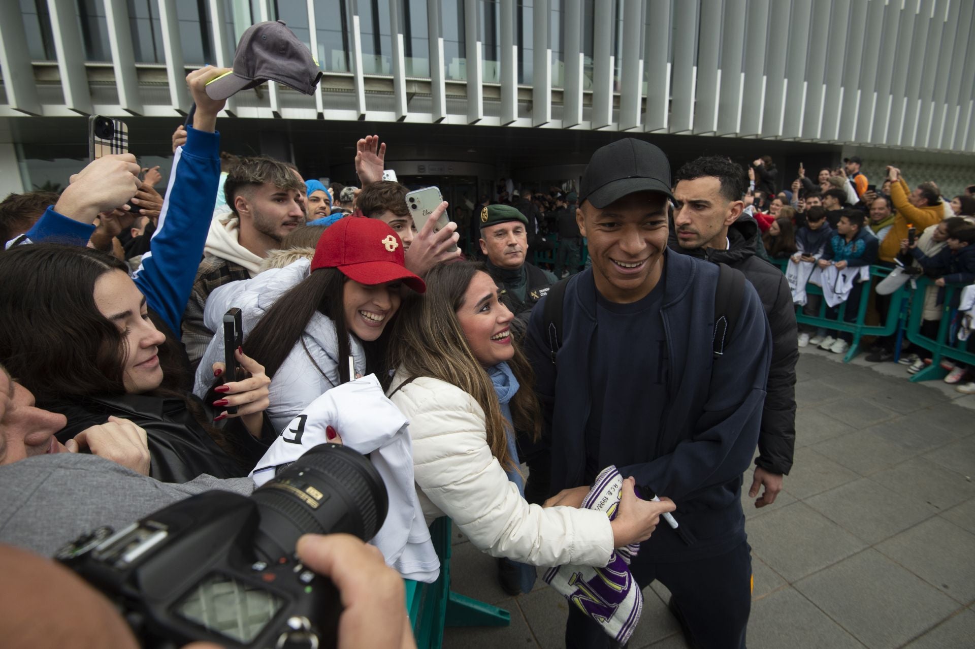 En imágenes, llegada del Real Madrid al aeropuerto de la Región de Murcia para enfrentarse a la Deportiva Minera