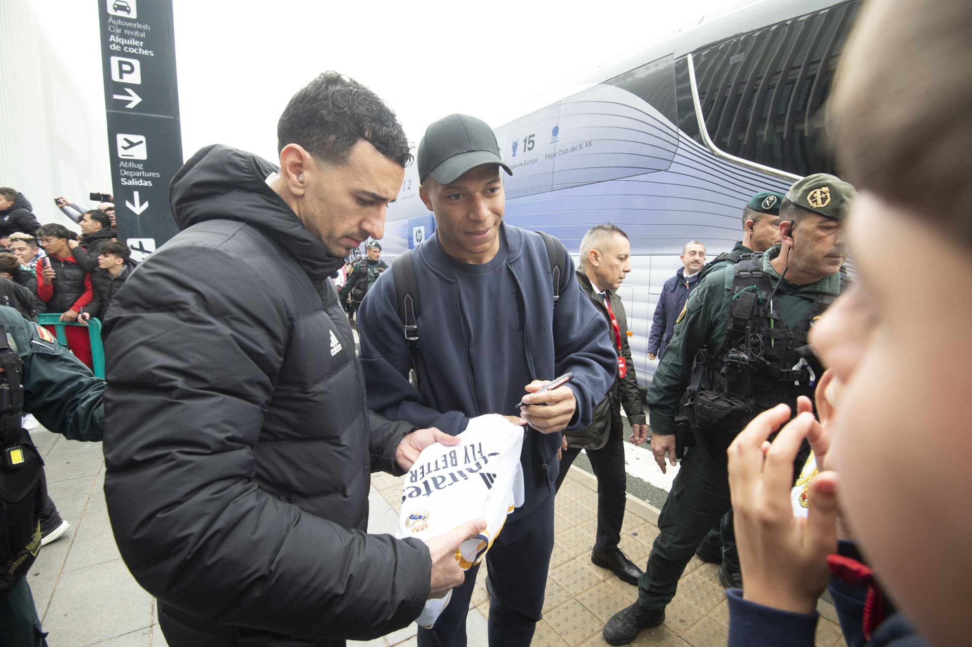 En imágenes, llegada del Real Madrid al aeropuerto de la Región de Murcia para enfrentarse a la Deportiva Minera