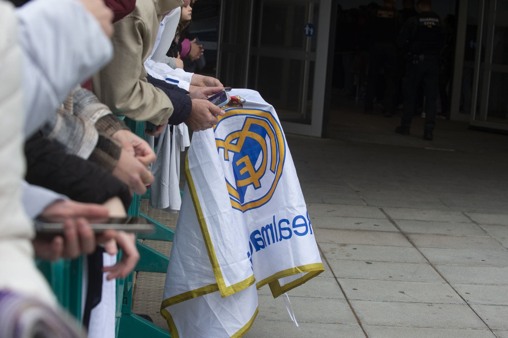 En imágenes, llegada del Real Madrid al aeropuerto de la Región de Murcia para enfrentarse a la Deportiva Minera
