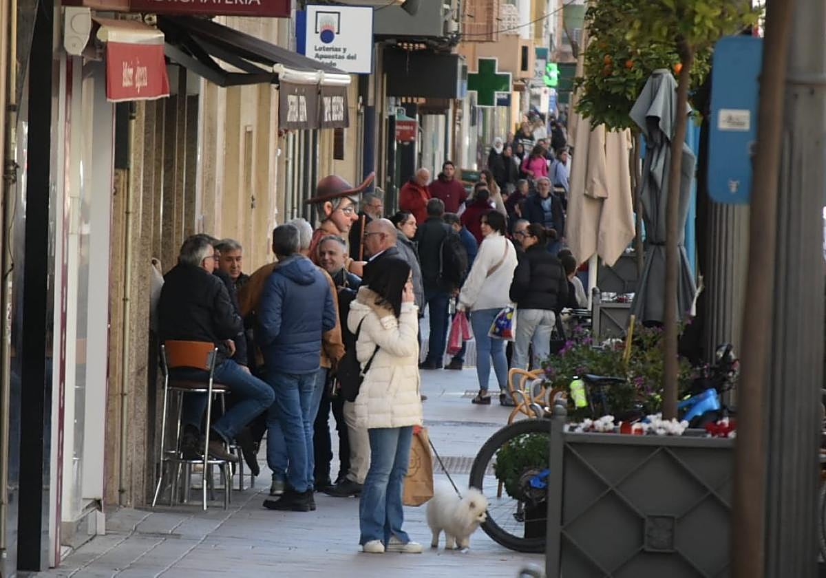 Viandantes en la Gran Vía de Caravaca de la Cruz, la semana pasada.