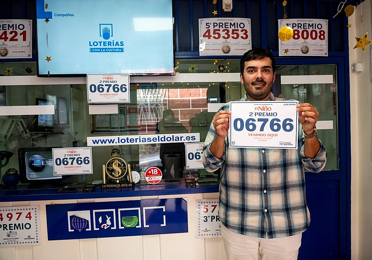 Un grupo de personas celebra haber ganado un premio de la Lotería del Niño