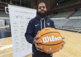 D.J. Stephens, este martes, durante su presentación en el Palacio de los Deportes de Murcia.