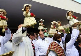 Las imágenes del Niño Jesús a su salida de la iglesia de San Juan Bautista.