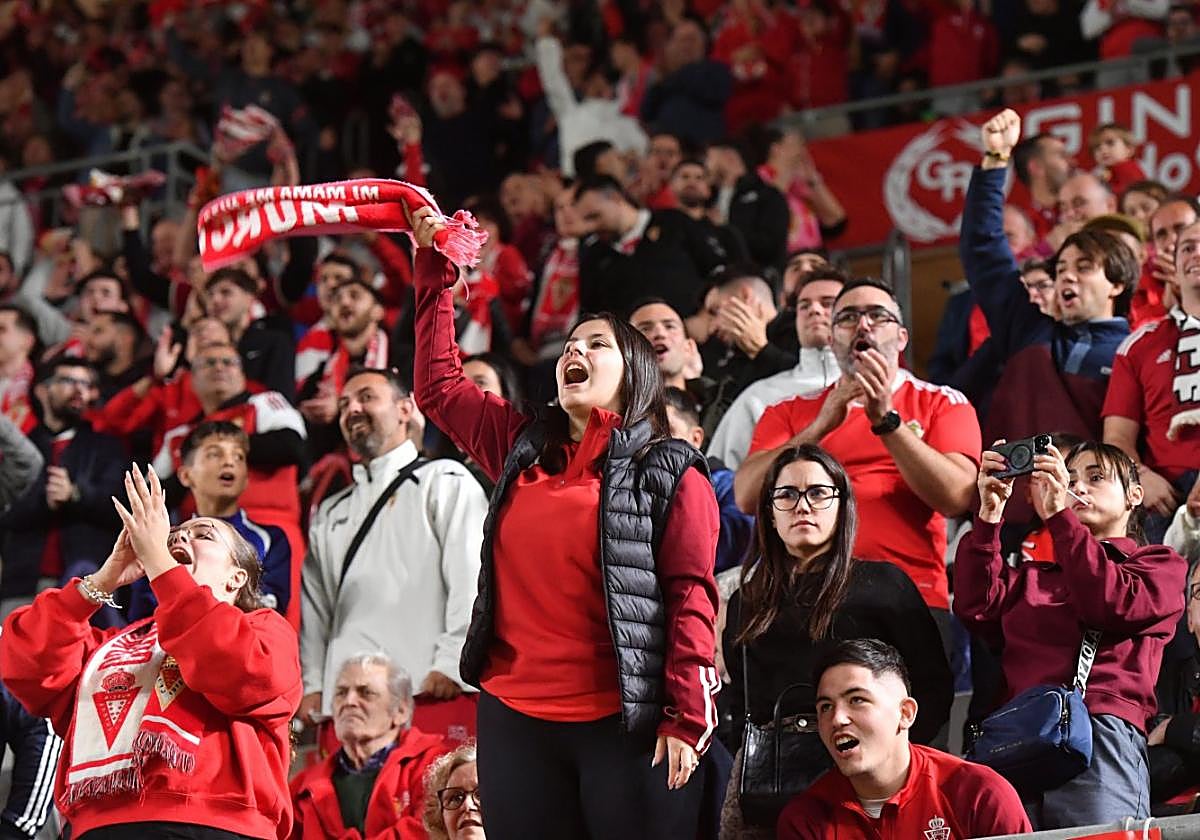 Aficionados del Real Murcia en el Enrique Roca.