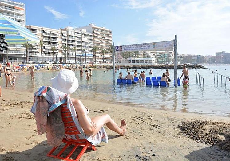 Instalaciones para el baño de personas con problemas de movilidad en una de las piscinas naturales del paseo Juan Aparicio.