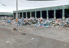 Basura acumulada en el centro de gestión de residuos.