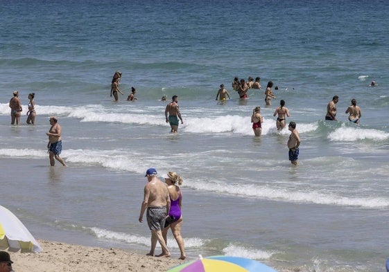 Varias personas en una playa de la Región de Murcia, en una imagen de archivo.