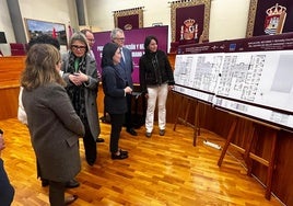 El consejero de Salud, Juan José Pedreño, y la alcaldesa de Yecla, Remedios Lajara, en la presentación del proyecto.