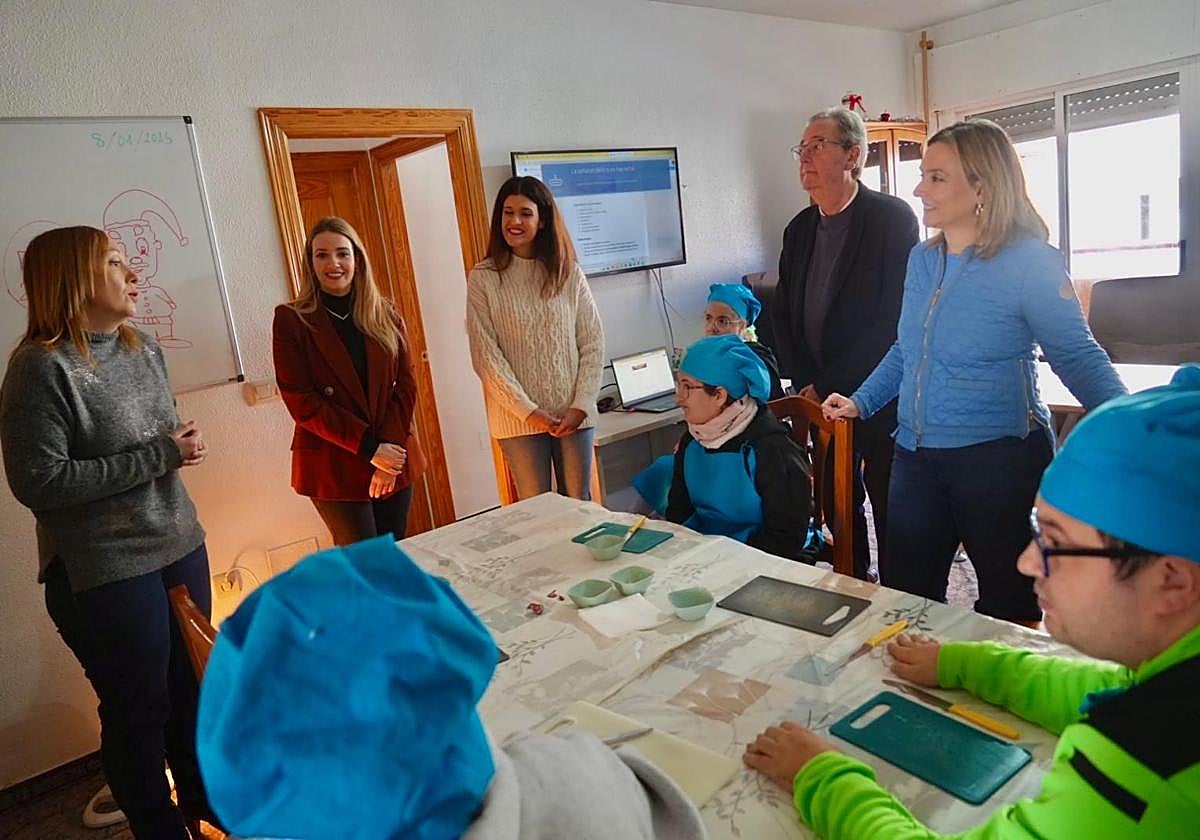 La consejera de Política Social, Familias e Igualdad, Conchita Ruiz (d), durante su visita al SEPAP de San Javier.