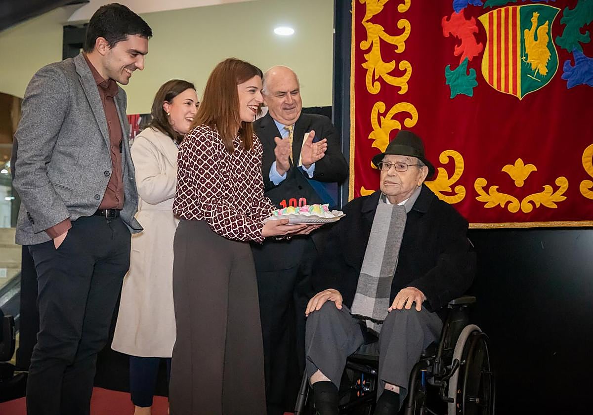 La familia llevó a la inauguración de la exposición la clásica tortada oriolana y el ciclista pudo soplar las velas.