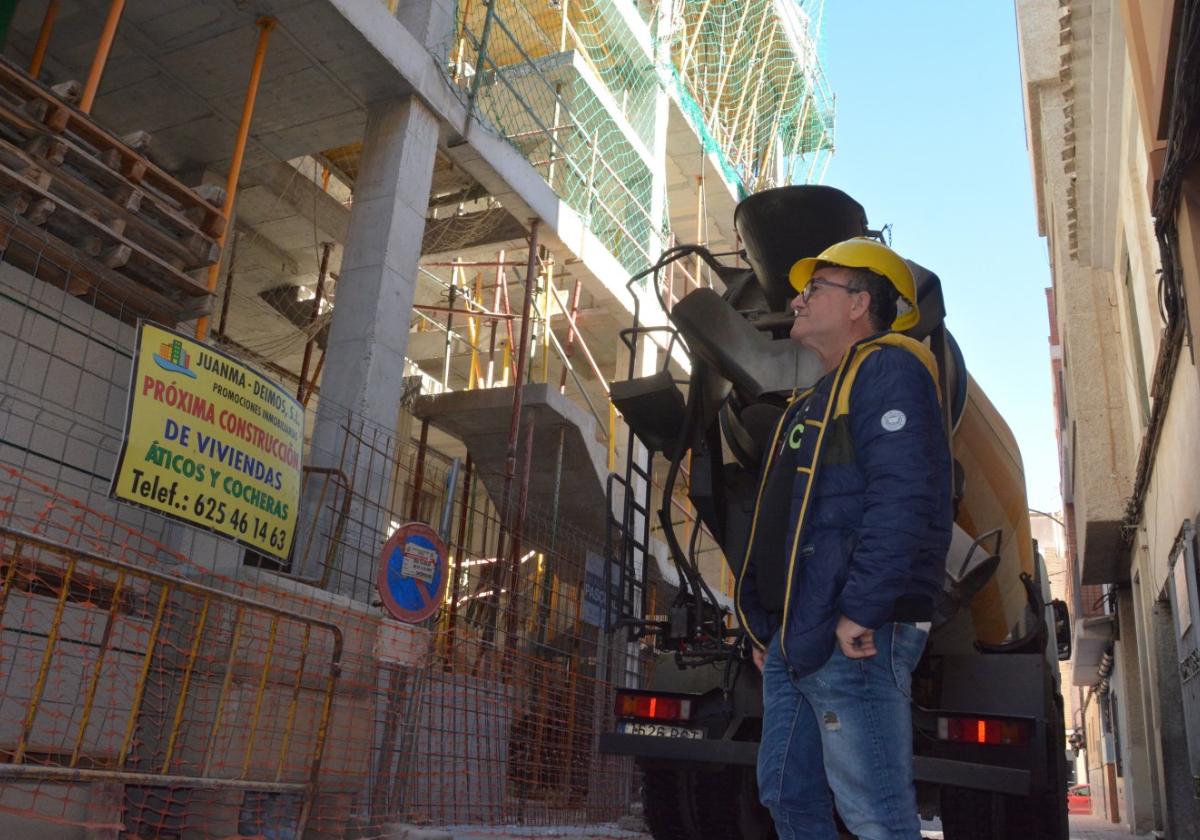 Juan Piñera, en uno de los bloques de viviendas que tienen en construcción en Cieza, ayer.