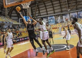 Thomas Smallwood entra a canasta en una jugada del partido de anoche ante el Castellón.