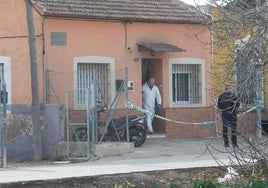 La Policía Judicial de la Guardia Civil recabando pruebas en la zona del crimen.