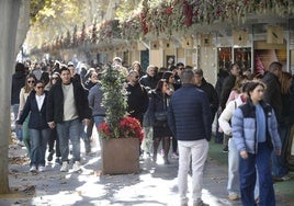 Viandantes en la avenida Alfonso X de Murcia, en una imagen de estas Navidades.