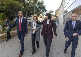 La ministra de Ciencia (2d) pasea por el Campus Muralla del Mar, este jueves por la mañana.