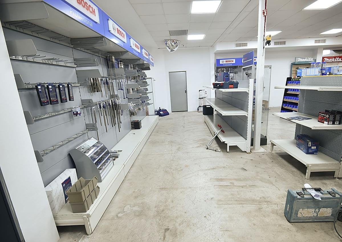 Imagen secundaria 1 - Estanterías vacías tras el robo sufrido en la empresa MRM.