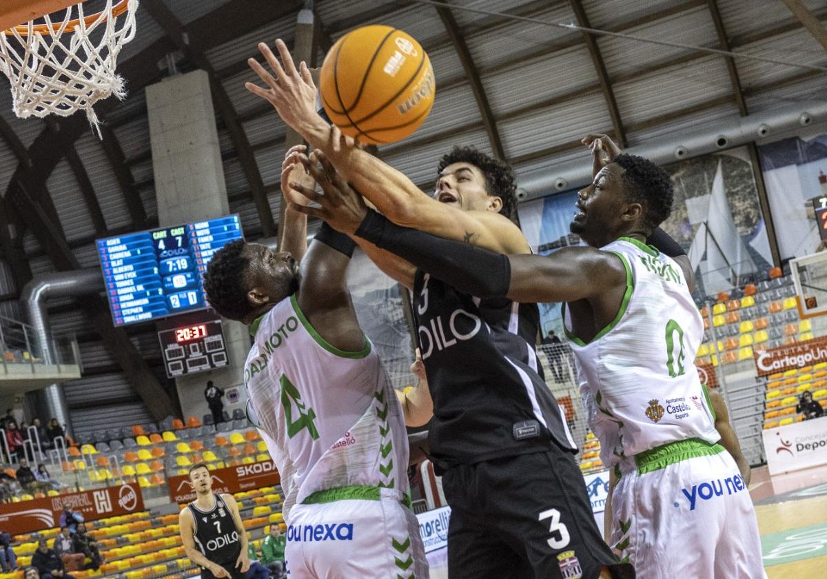 Cabrera pierde el balón en medio de dos jugadores del Castellón, el pasado martes.