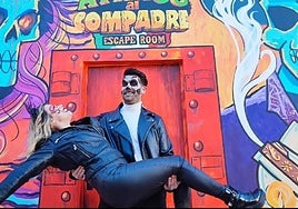 Ginés Almagro García y Anastasia Zayats Ryplyanska, en la fachada del escape room.