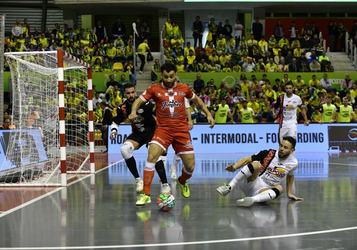 El pívot Waltinho, en el derbi contra ElPozo de la Copa de España del año pasado.