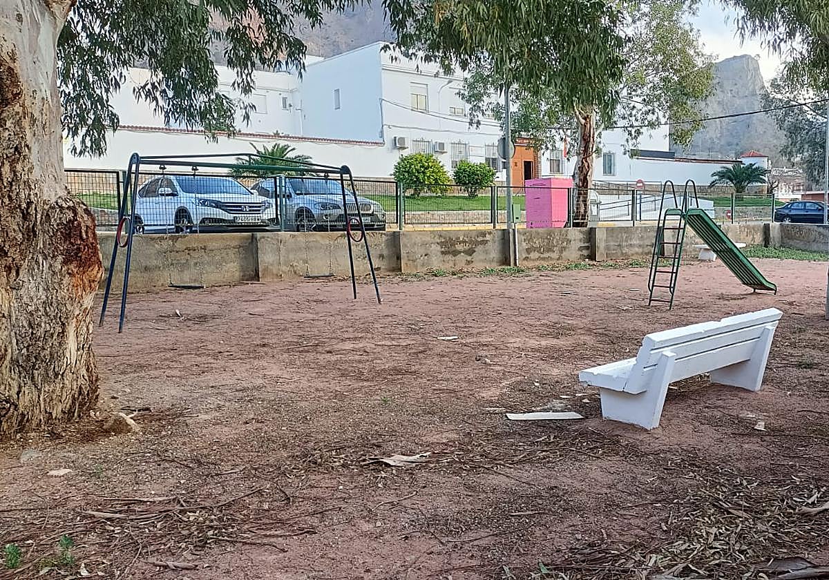 Estado en el que se encuentra el parque infantil del barrio de San Isidro, frente a la Casa Cuartel de la Guardia Civil.