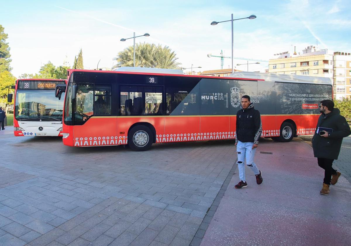 Dos de los nuevos autobuses, este jueves.