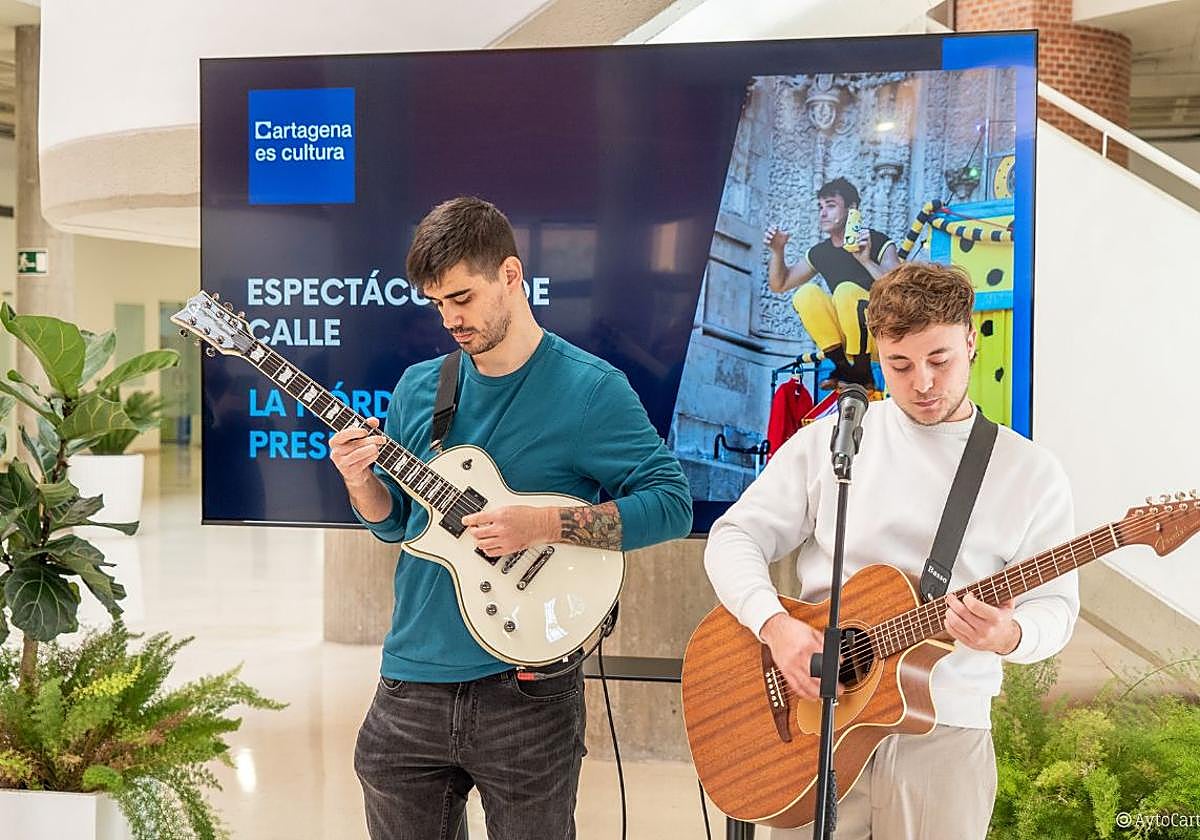 El grupo musical Calare, durante la presentación de la guía cultural este jueves.