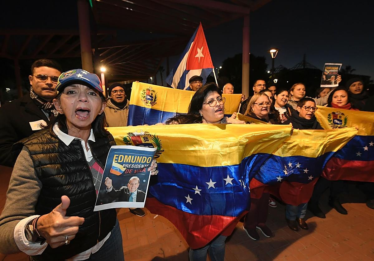 Los venezolanos exhiben la bandera de su país en la concentración contra Maduro y en apoyo a González Urrutia, este viernes, en Murcia.