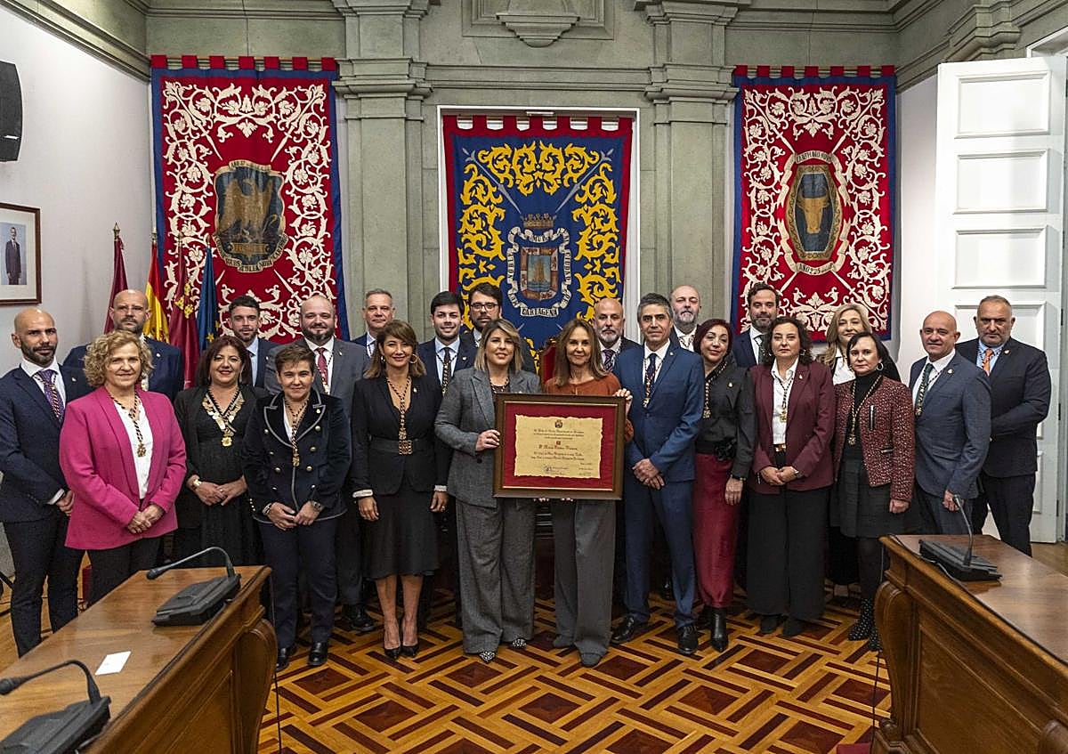 Imagen secundaria 1 - María Dueñas, en Cartagena: «Sin tren a Madrid, nos estamos quedando fuera de combate»