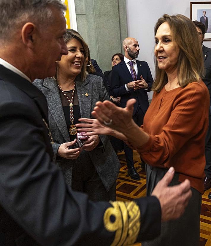 Imagen secundaria 2 - María Dueñas, en Cartagena: «Sin tren a Madrid, nos estamos quedando fuera de combate»