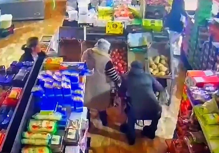 El robo en un supermercado a la mujer, que cayó al suelo por un empujón.