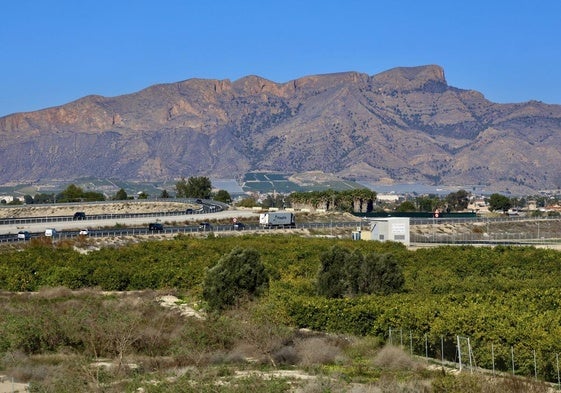 Unión de las autovías RM-1 (del bancal) y del Reguerón, en Zeneta. Al fondo, la Sierra de Orihuela.