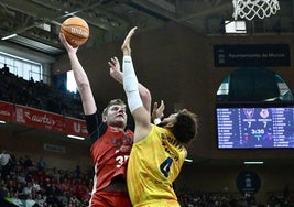 Birgander intenta anotar ante Conditt en el que fue su último partido en el Palacio.