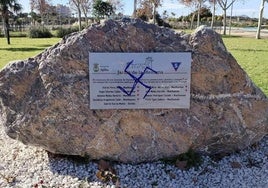 Esvástica pintada sobre la placa del Jardín de la Memoria de Águilas.