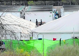 Carpas y módulos instalados en el parking del antiguo Hospital Naval que acoge a los africanos que el Gobierno traslada de Canarias, en una imagen de octubre.