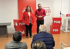 Visita de Conesa a la sede de los socialistas de Cieza.