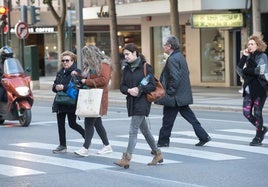 Viandantes en la Gran Vía de Murcia, en una imagen de archivo.