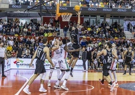 Asier González anota de espaldas al aro, ayer, en la victoria contra el Cantabria.