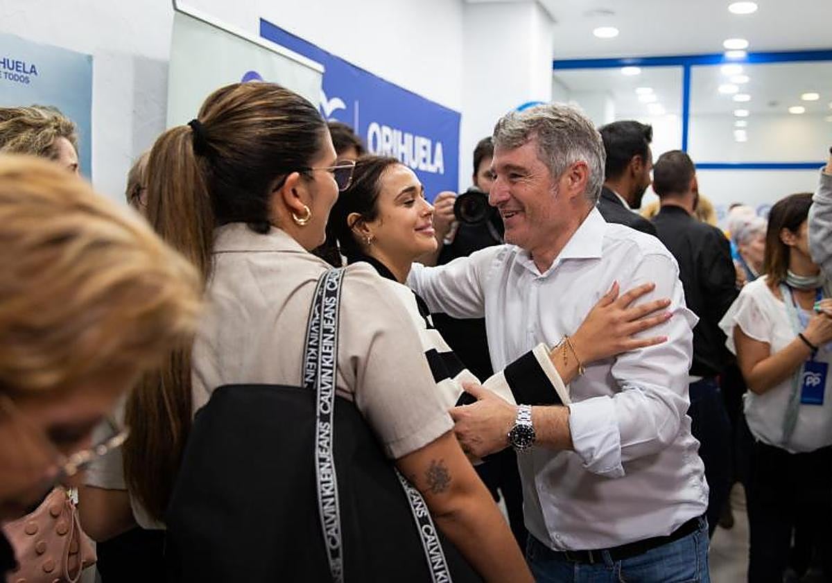 Imagen principal - Arriba, Vegara celebra en la sede de los populares oriolanos su victoria en las pasadas elecciones municipales. Abajo a la izquierda, estrecha la mano del líder de Vox en Orihuela, Manuel Mestre tras alcanzar el pacto que le mantiene al frente del gobierno de la ciudad. Abajo a la derecha, sostiene el bastón de mando el día de su investidura como primer edil. 