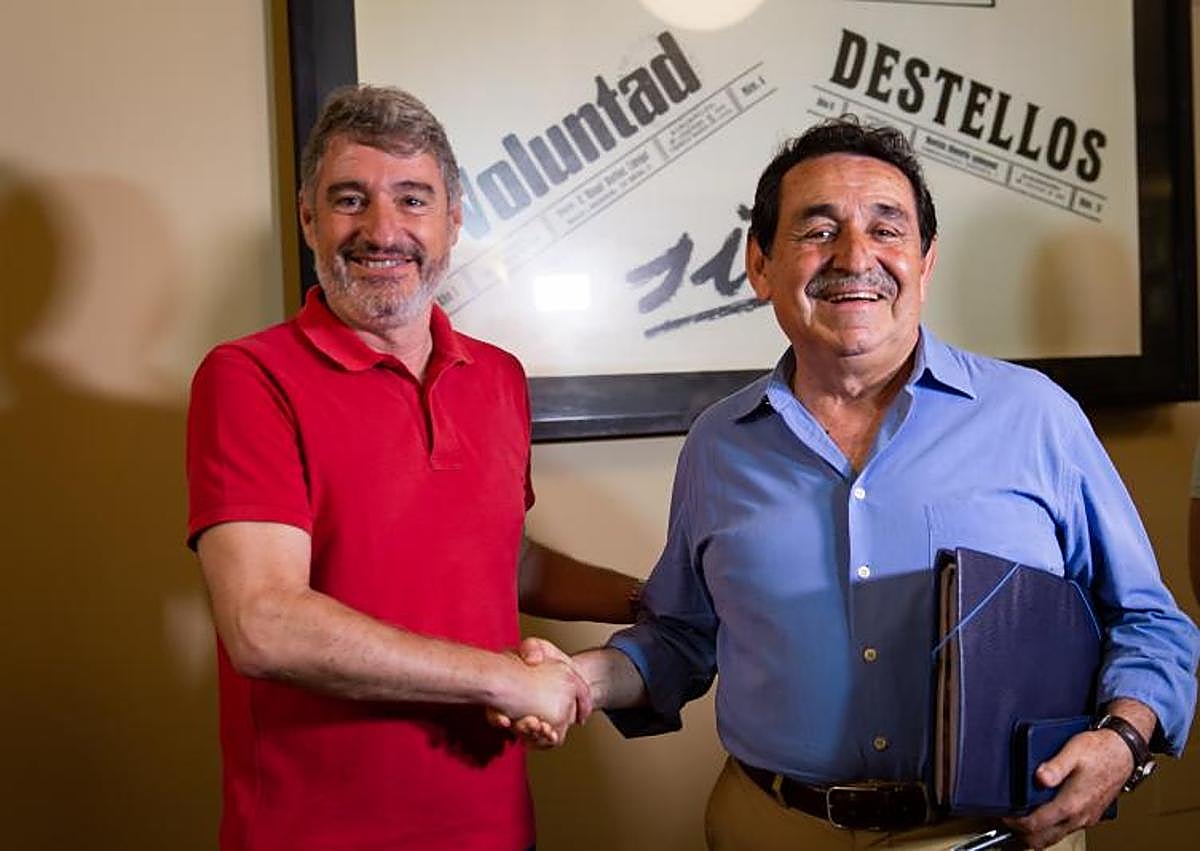 Imagen secundaria 1 - Arriba, Vegara celebra en la sede de los populares oriolanos su victoria en las pasadas elecciones municipales. Abajo a la izquierda, estrecha la mano del líder de Vox en Orihuela, Manuel Mestre tras alcanzar el pacto que le mantiene al frente del gobierno de la ciudad. Abajo a la derecha, sostiene el bastón de mando el día de su investidura como primer edil. 