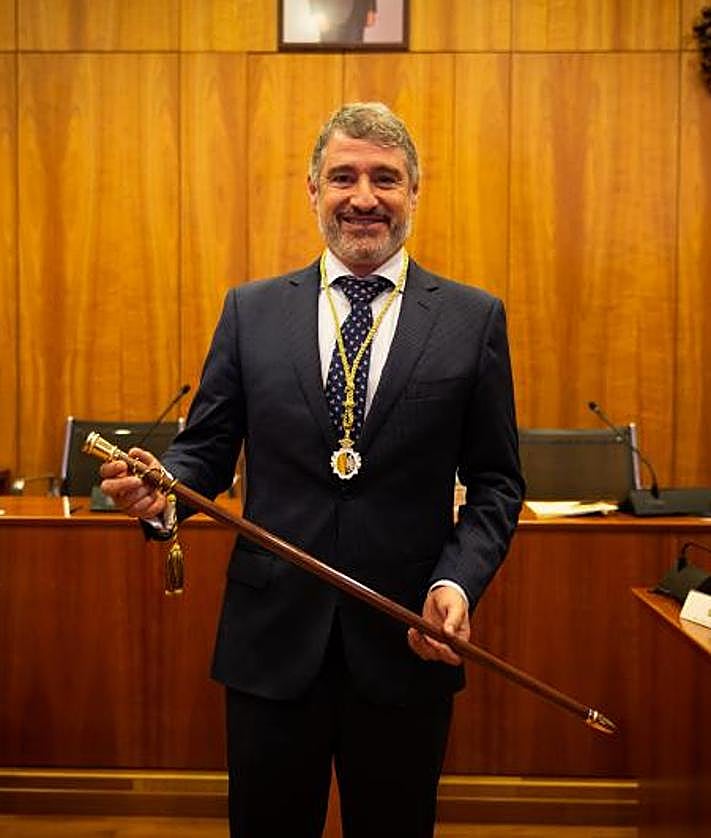 Imagen secundaria 2 - Arriba, Vegara celebra en la sede de los populares oriolanos su victoria en las pasadas elecciones municipales. Abajo a la izquierda, estrecha la mano del líder de Vox en Orihuela, Manuel Mestre tras alcanzar el pacto que le mantiene al frente del gobierno de la ciudad. Abajo a la derecha, sostiene el bastón de mando el día de su investidura como primer edil. 
