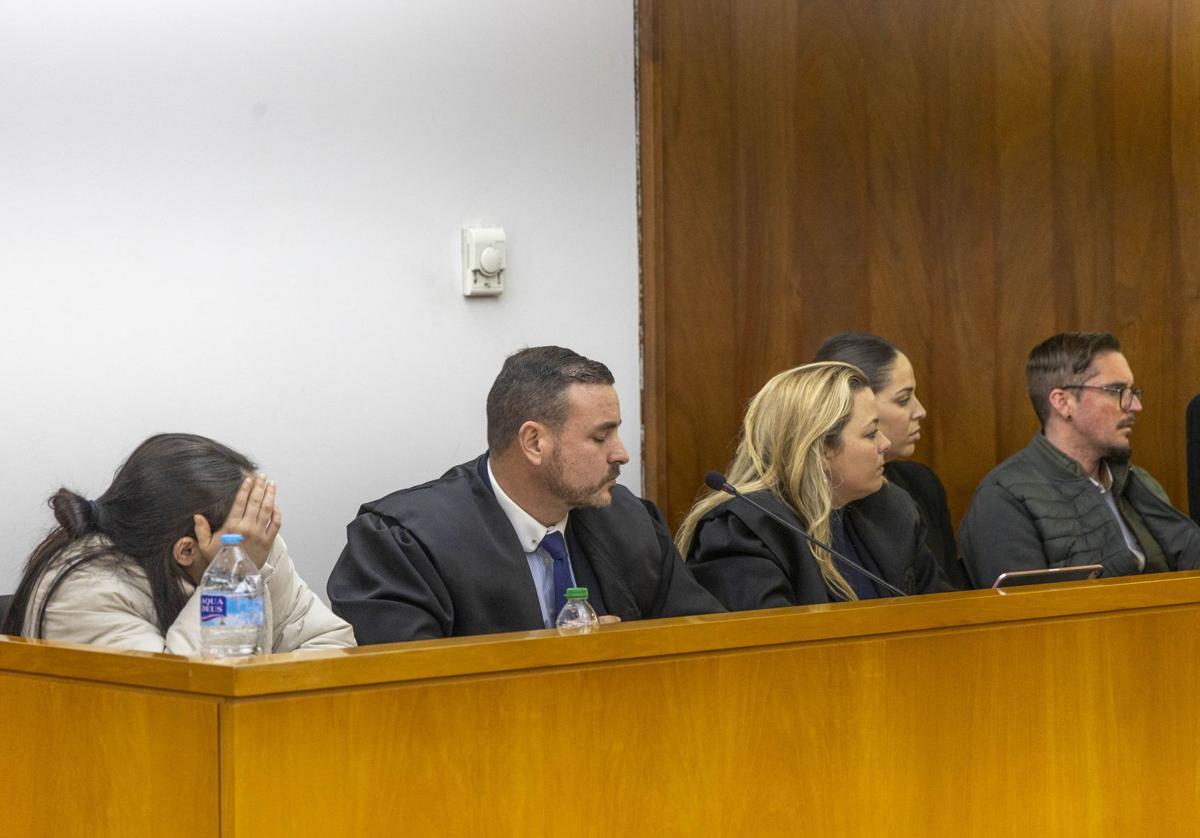 Natalia M. (tapándose la cara) junto a sus abogados defensores, Antonio Casado Mena y Sara Llorca. A la derecha Agustín M., el otro procesado.