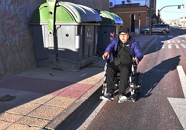 Contenedores que suponen una barrera para Miguel Ángel.