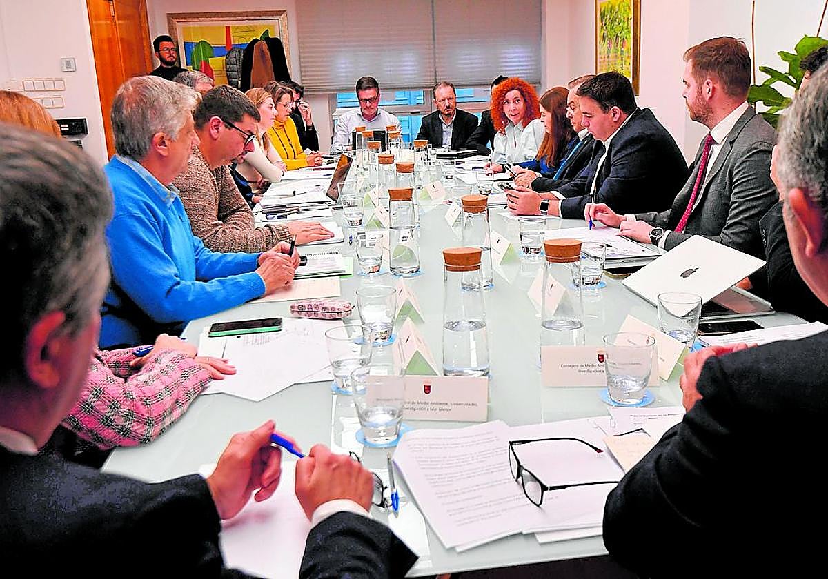 Reunión de la mesa de empleo para el Plan Industrial, con el consejero, de espaldas.