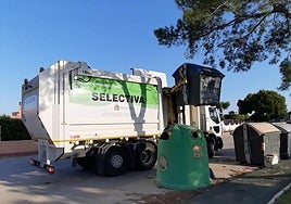 Un camión de selectiva del servicio de basuras de Orihuela vacía un contenedor.