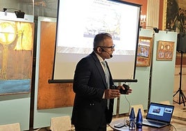 Alaa Jasim, el pasado sábado, durante la charla que ofreció en el Casino de Torrevieja.