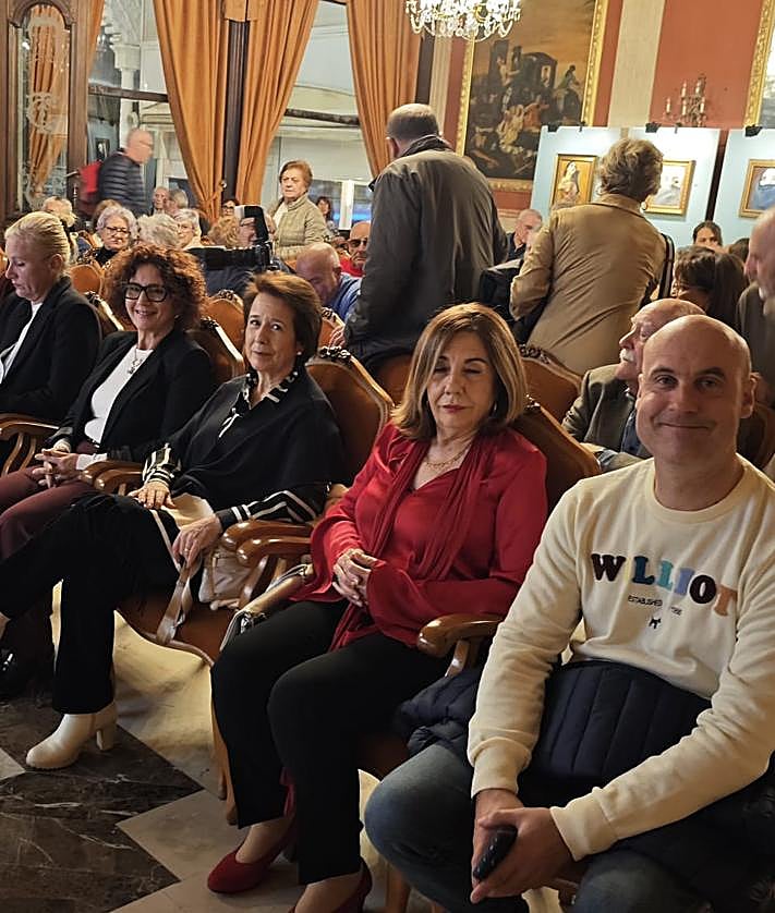 Imagen secundaria 2 - Asistentes a la charla en el Casino.