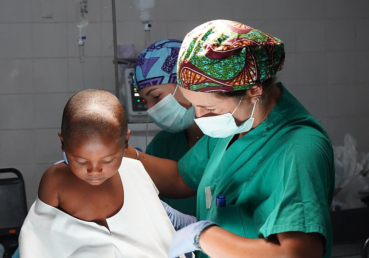 Una sanitaria de la ONG atiende e un niño en Madagascar.