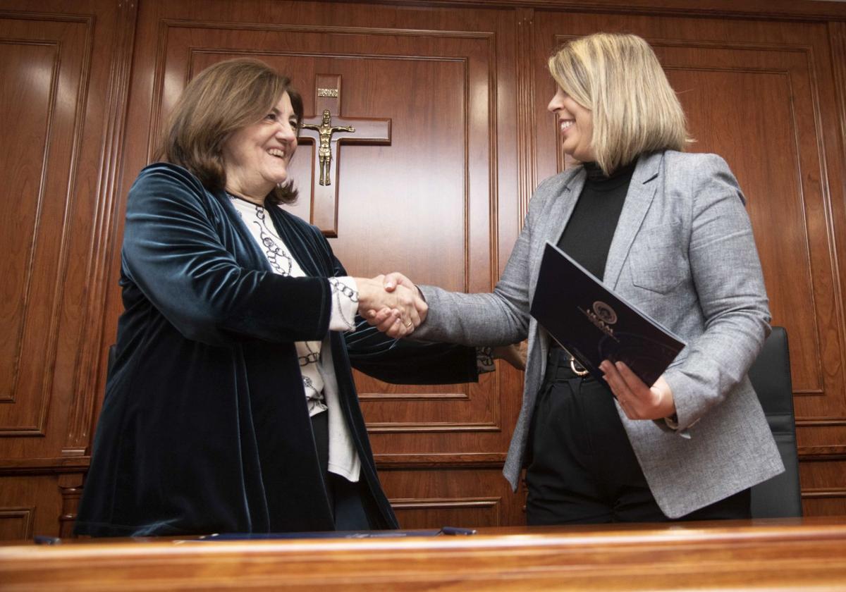 La alcaldesa de Cartagena, Noelia Arroyo, con la presidenta de la UCAM, Mª Dolores García Mascarell, durante la firma del acuerdo este lunes.